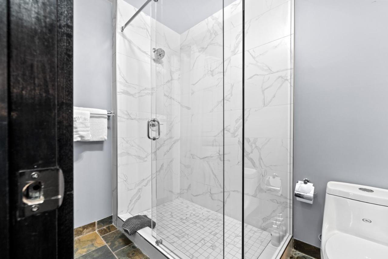 The Mountaineer By Instantsuites Pool & Hottub 坎莫尔 外观 照片